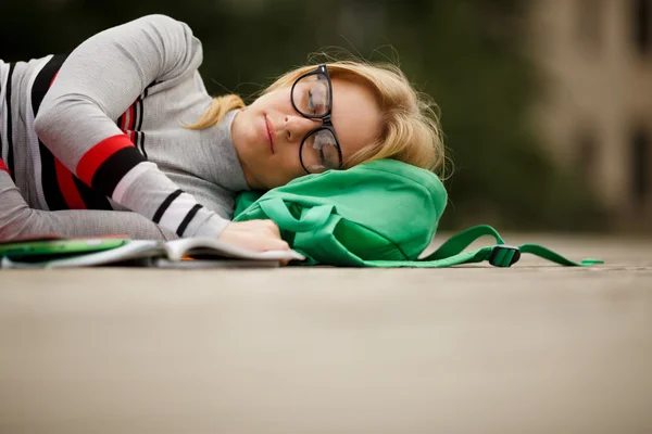 Chica dormida con libro abierto y Tablet PC — Foto de Stock