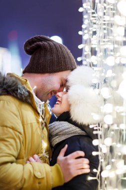 Sokakta sarılma sevgi dolu Çift