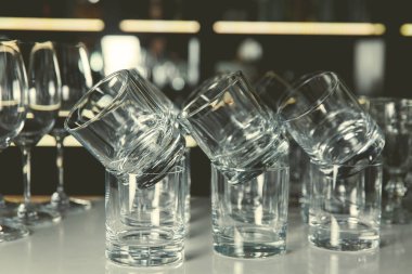 Masada bir bardak viski.