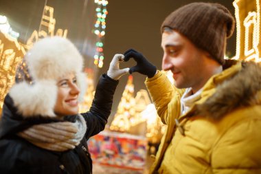 Güzel çift romantik yürüyüş