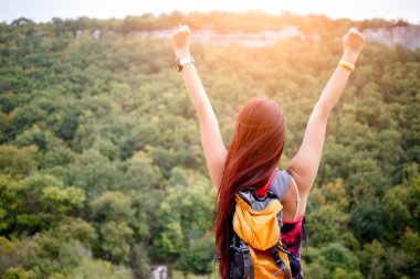 Dağ alanlarda genç kadınla