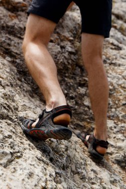 Adam rock Dağları üzerinde tırmanıyor