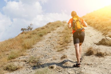 Erkek dağ yolunda gider