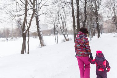 Esmer, kış yürüyüş çocuk