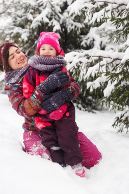 Küçük kız ile güzel esmer