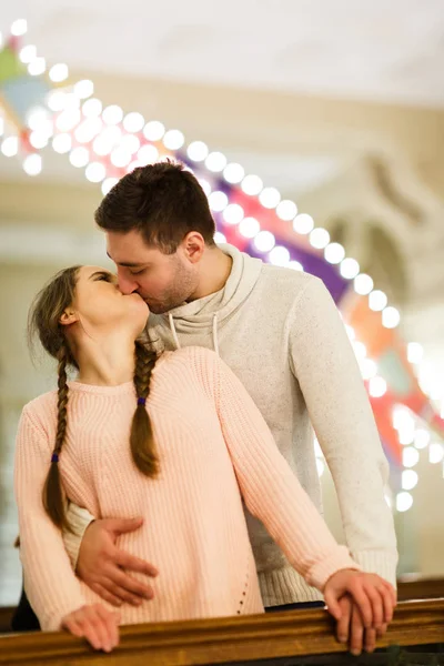 Liefdevolle man met vrouw kussen — Stockfoto