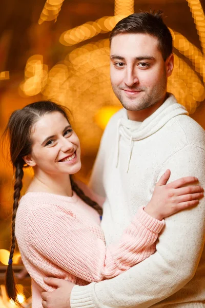 Liefhebbers van man en vrouw knuffelen — Stockfoto