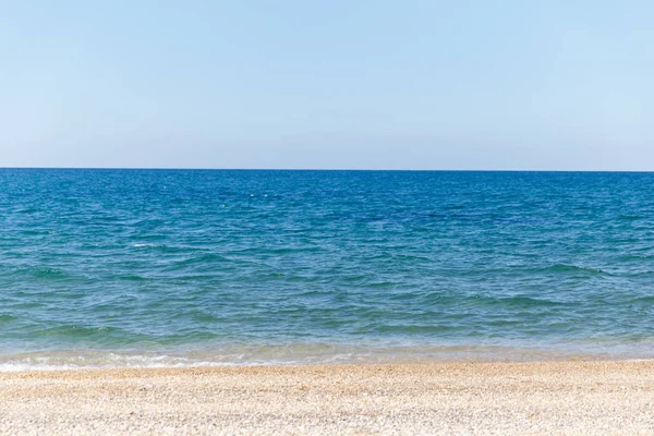 Sandy beach with overlooking sea — Stock Photo, Image