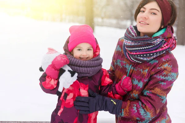 Kramar mamma, dotter på vintern — Stockfoto