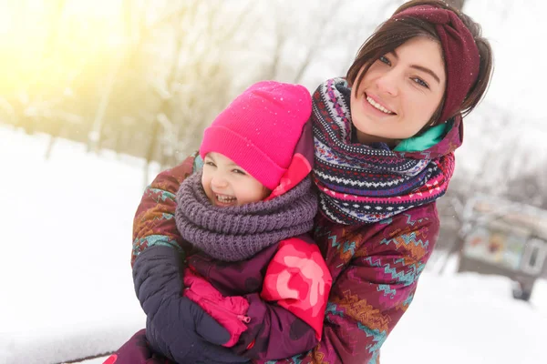 Lycklig mor, dotter på promenad — Stockfoto