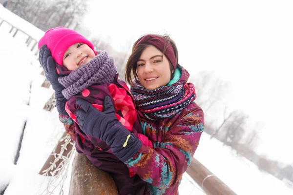 Família feliz na floresta de inverno — Fotografia de Stock