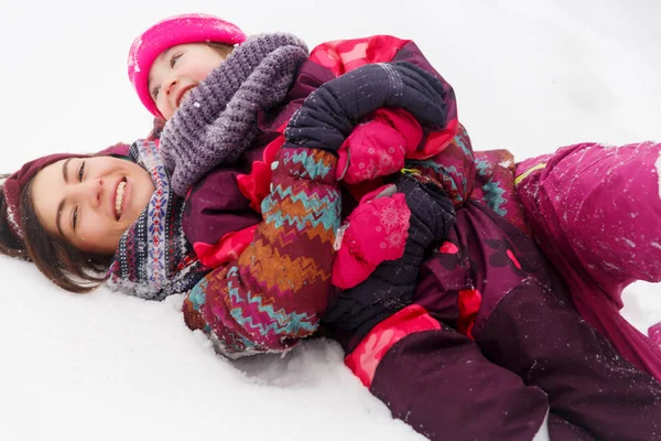 Lycklig Mamma dotter på snö — Stockfoto