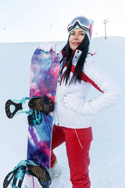Sportoló, a snowboard, a hegyekben — Stock Fotó