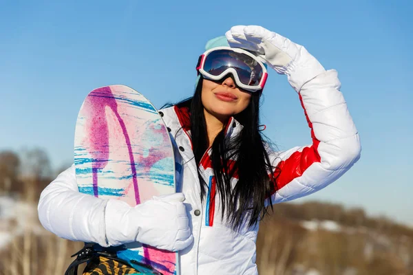 Жінка зі сноубордом і окулярами — стокове фото