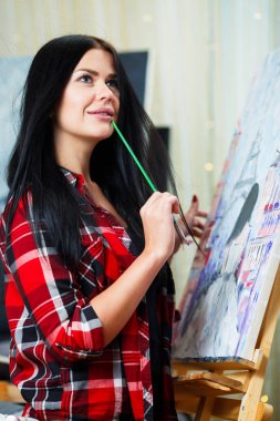 Ressam şövale tarafından fırça ile