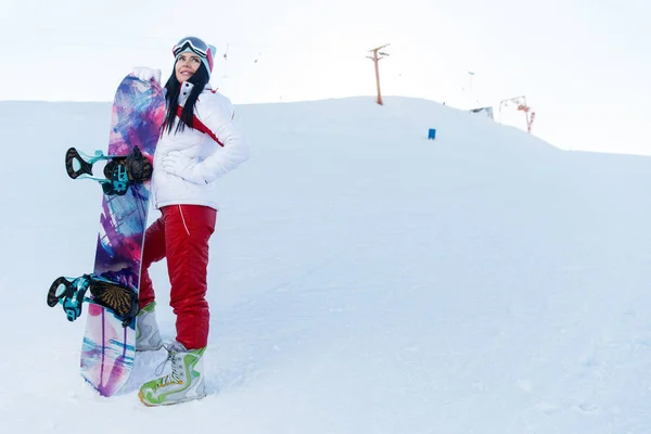 Morena con snowboard en las montañas —  Fotos de Stock