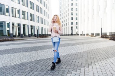 Telefon, kahve ile mutlu kadın