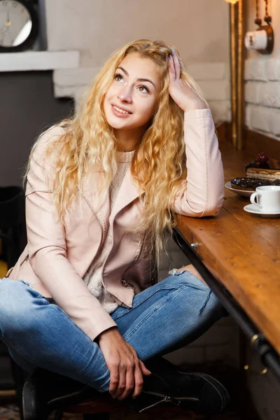Молодая блондинка в кафе — стоковое фото