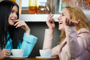 Mutlu kız kafede konuşuyor