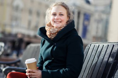 kahve ile güzel bir genç kadın