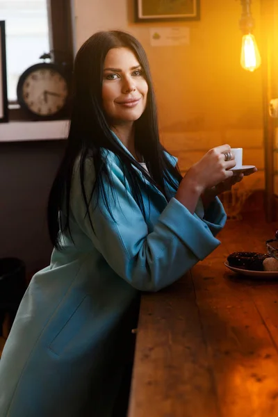 Porträt einer Frau mit Kaffee — Stockfoto