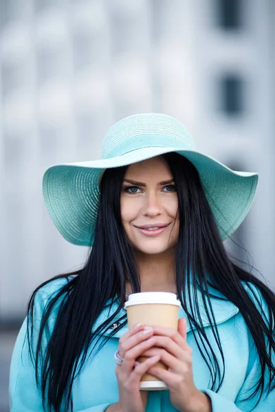 Junges Modell auf verschwommenem Hintergrund — Stockfoto