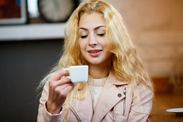 Frau mit Tasse Kaffee — Stockfoto