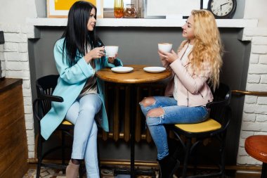 Kafede oturan iki kadın.