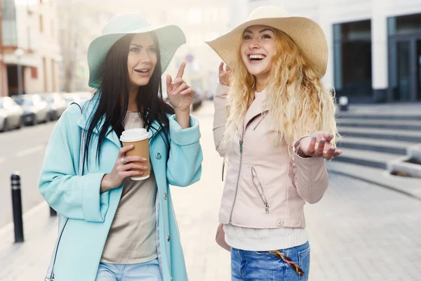 Vrouwen in hoeden met koffie — Stockfoto