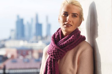 Kurarak duran güzel kadın