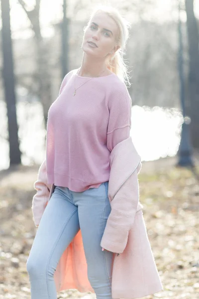 Блондинка в свитере в парке — стоковое фото