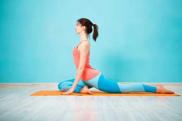 Kız yoga yaparken spor salonunda — Stok fotoğraf