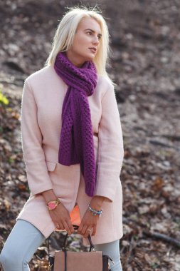 Sarışın kat bir çanta içinde