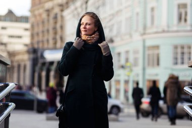 Arka bina üzerinde genç kız