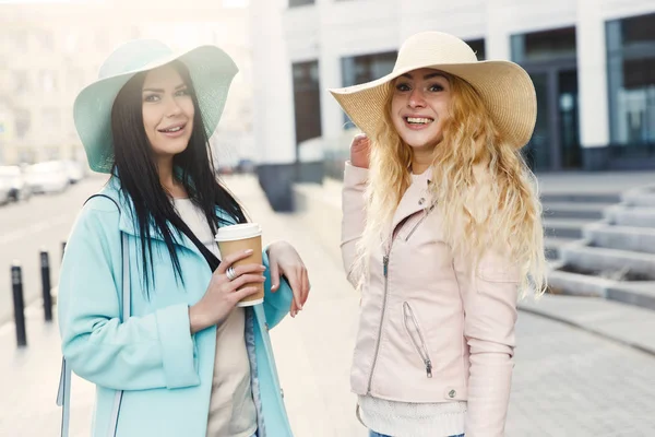 Dziewczyny w kapeluszach z kawy — Zdjęcie stockowe