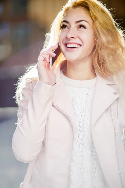 Счастливая девочка, говорящая по телефону — стоковое фото
