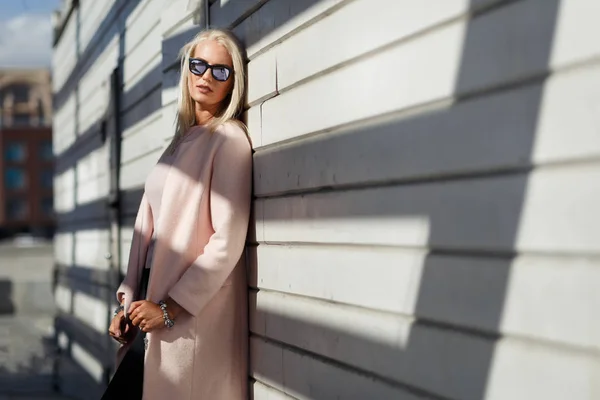 Rubia en gafas de sol contra la pared — Foto de Stock