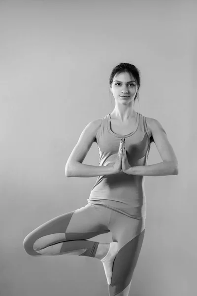 Foto van meisje boeiende yoga — Stockfoto