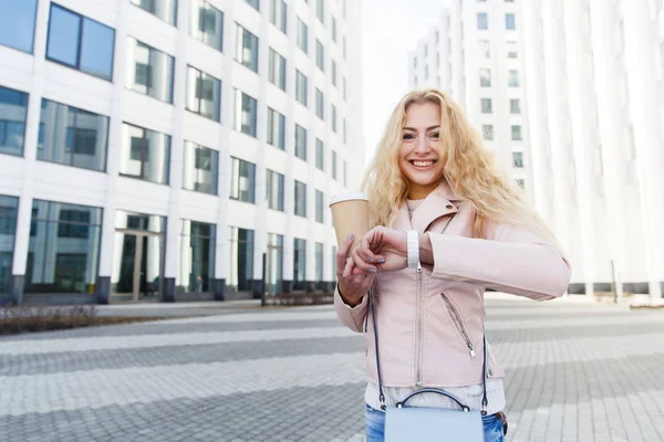 Blondine mit Kaffee im Frühling — Stockfoto