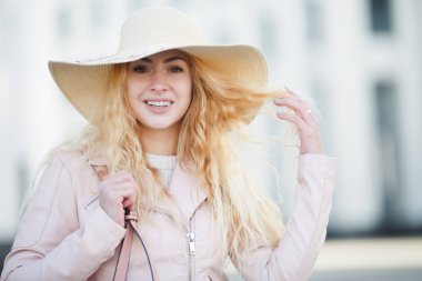 Sokakta şapkalı model