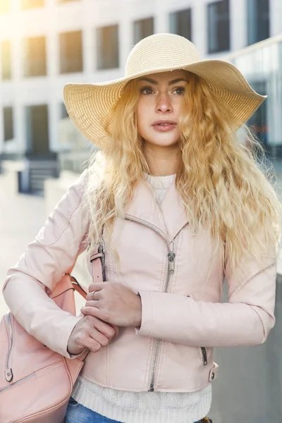 Girl with hat in city — Stock Photo, Image