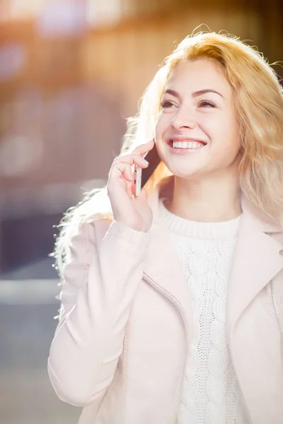 Смеющаяся блондинка разговаривает по телефону — стоковое фото