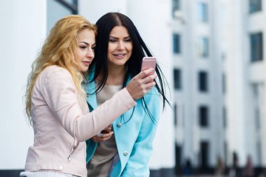 Genç kadın telefon arıyor