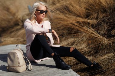 Kız sırt çantası ile güneş gözlüğü