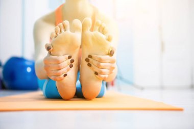 Genç sporcumuz germe egzersiz yaparak