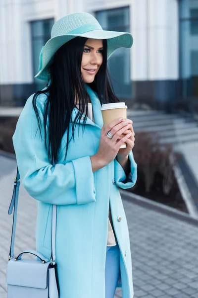 Foto von Brünette mit Kaffee — Stockfoto