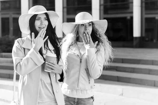 Zwart-wit foto van vrolijke vriendinnen — Stockfoto
