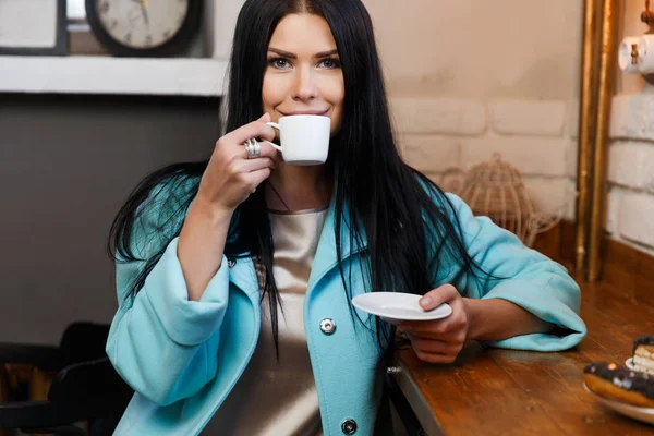 Frau mit Tasse Kaffee — Stockfoto