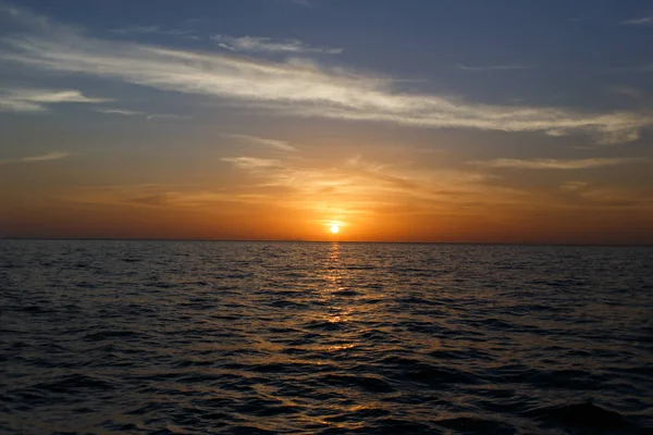 Malerisk solnedgang ved kysten - Stock-foto