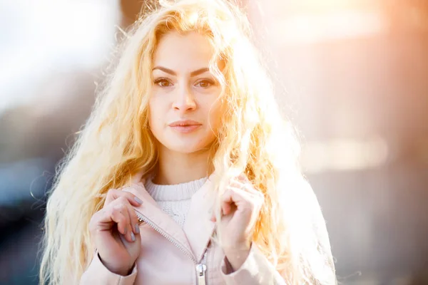 Portrét blondýnka poblíž budovy — Stock fotografie